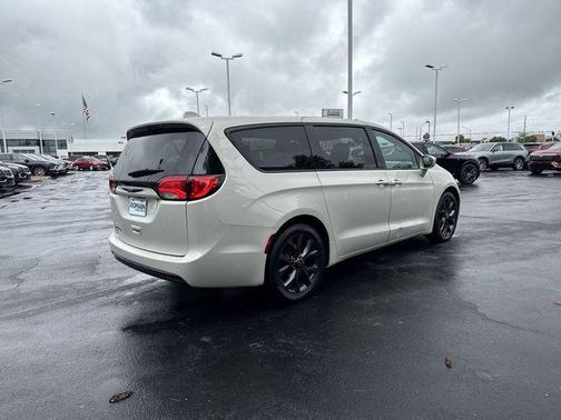 Luxury White Pearlcoat 2020 Chrysler Pacifica Touring
