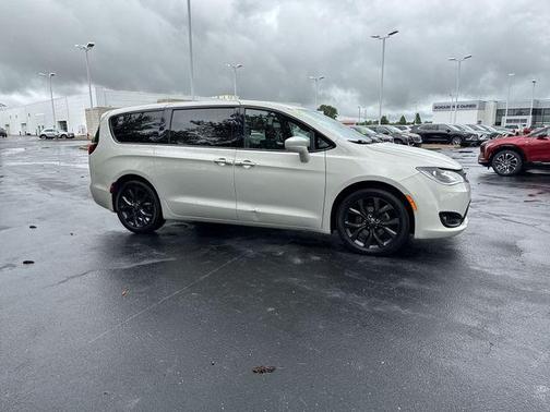 Luxury White Pearlcoat 2020 Chrysler Pacifica Touring