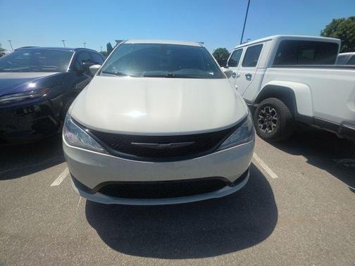 Luxury White Pearlcoat 2020 Chrysler Pacifica Touring