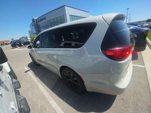 Luxury White Pearlcoat 2020 Chrysler Pacifica Touring