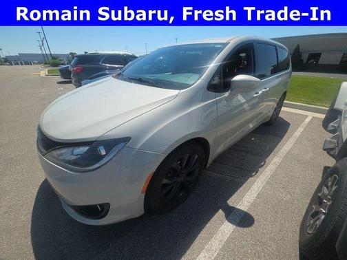Luxury White Pearlcoat 2020 Chrysler Pacifica Touring