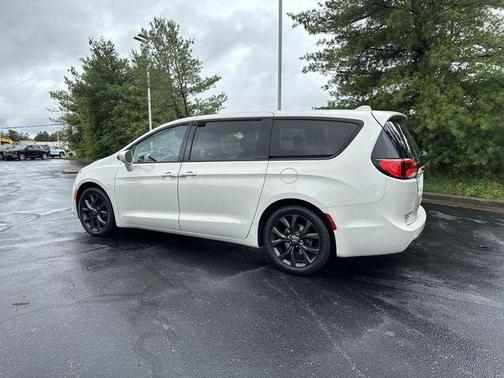 Luxury White Pearlcoat 2020 Chrysler Pacifica Touring