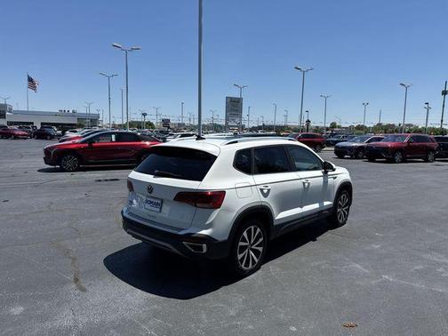 Pure White 2023 Volkswagen Taos 1.5T SE