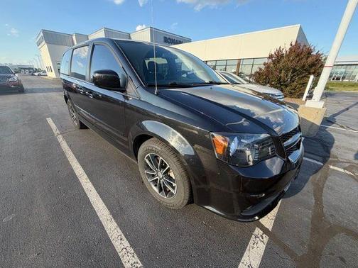 Black Onyx Crystal Pearlcoat 2017 Dodge Grand Caravan GT