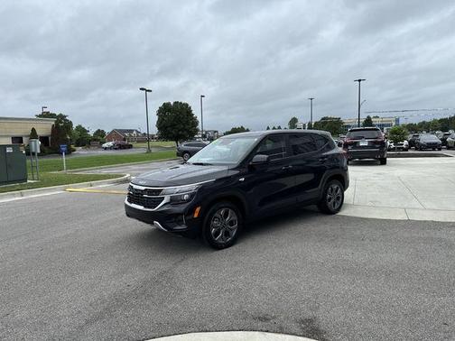 Black 2026 Kia Seltos LX