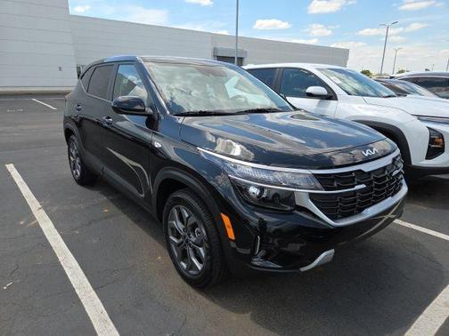 Black 2026 Kia Seltos LX