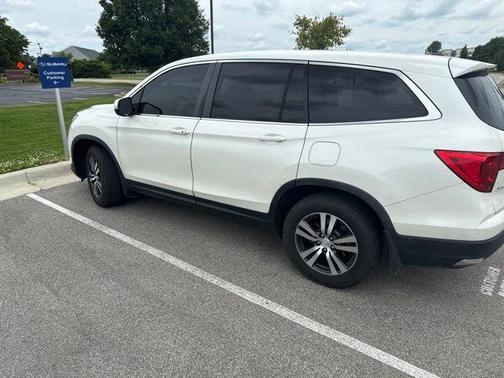 White 2018 Honda Pilot EX