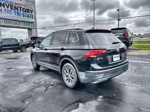 Deep Black Pearl Effect 2019 Volkswagen Tiguan 2.0T SE