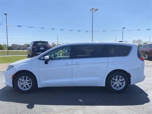 2023 Chrysler Voyager LX