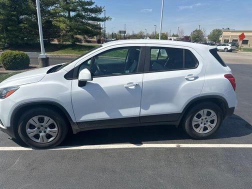 Summit White 2018 Chevrolet Trax LS