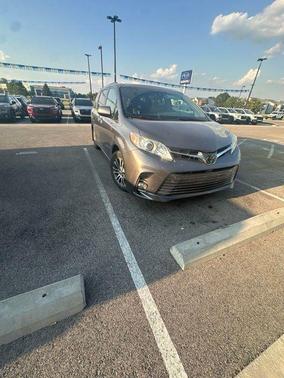 Predawn Gray Mica 2018 Toyota Sienna XLE