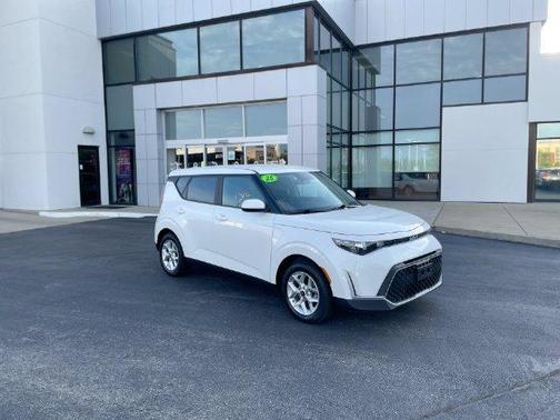White 2025 Kia Soul LX