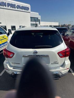 White 2017 Nissan Pathfinder Platinum