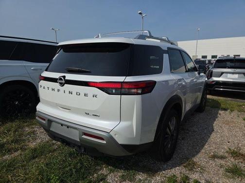 Everest White P 2025 Nissan Pathfinder SL