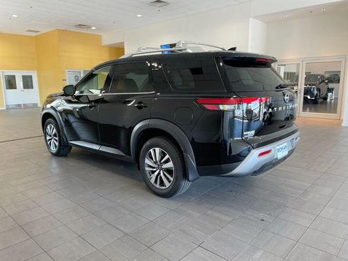 Super Black 2025 Nissan Pathfinder SL