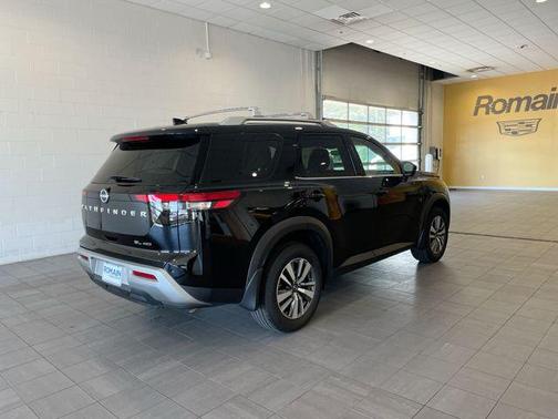 Super Black 2025 Nissan Pathfinder SL