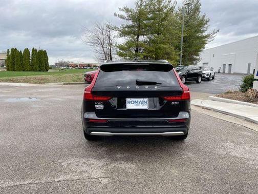 2025 Volvo V60 Cross Country B5 Plus