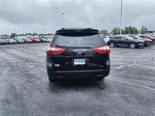 2017 Toyota Sienna XLE