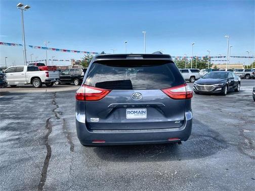2016 Toyota Sienna XLE