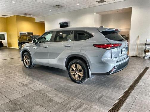 2023 Toyota Highlander Hybrid Bronze Edition