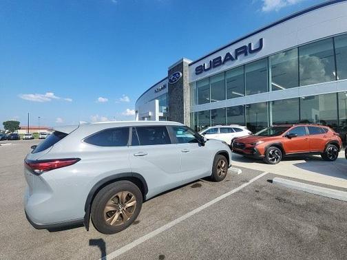 2023 Toyota Highlander Hybrid Bronze Edition