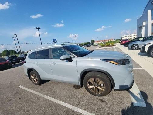 2023 Toyota Highlander Hybrid Bronze Edition