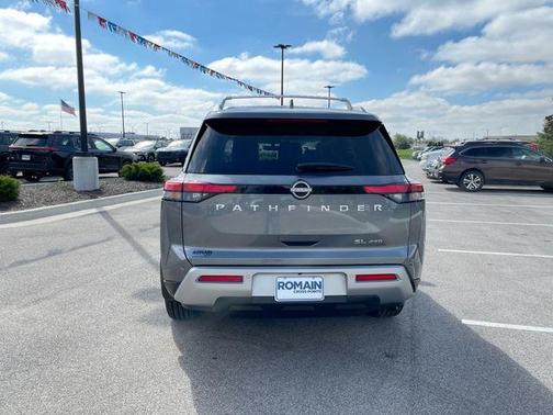 2025 Nissan Pathfinder SL