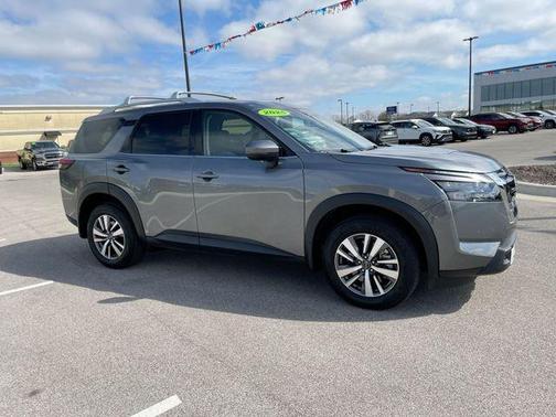 2025 Nissan Pathfinder SL