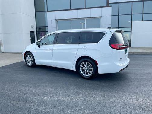 Bright White Clearcoat 2026 Chrysler Pacifica Limited