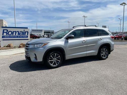 Celestial Silver Metallic 2017 Toyota Highlander XLE