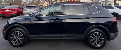 Deep Black Pearl 2019 Volkswagen Tiguan 2.0T SE 4MOTION