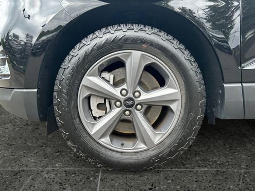 Agate Black Metallic 2022 Ford Edge SEL