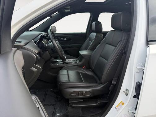 White 2022 Chevrolet Traverse RS