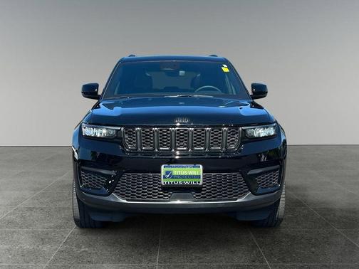Diamond Black Crystal Pearlcoat 2023 Jeep Grand Cherokee Altitude