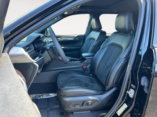 Diamond Black Crystal Pearlcoat 2023 Jeep Grand Cherokee Altitude