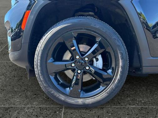 Diamond Black Crystal Pearlcoat 2023 Jeep Grand Cherokee Altitude