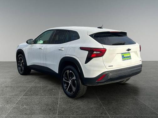 Summit White 2025 Chevrolet Trax FWD 1RS