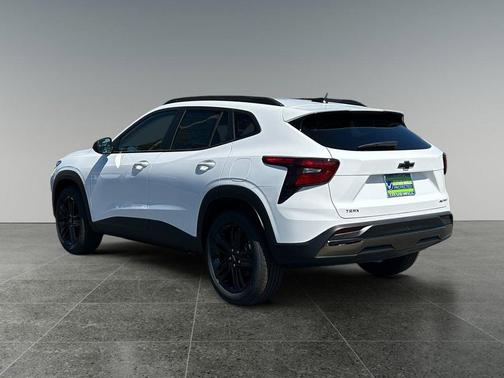 Summit White 2026 Chevrolet Trax FWD ACTIV