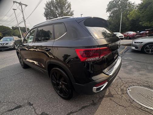 Deep Black Pearl 2023 Volkswagen Taos 1.5T SE