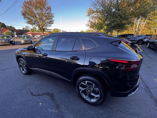 Mosaic Black Metallic 2024 Chevrolet Trax LT