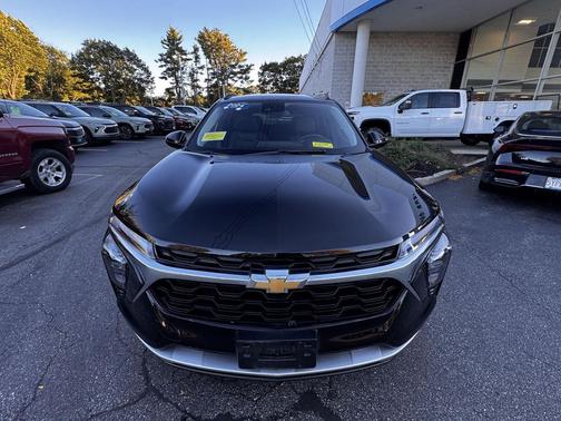 Mosaic Black Metallic 2024 Chevrolet Trax LT