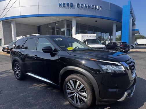 Super Black 2022 Nissan Pathfinder Platinum 4WD
