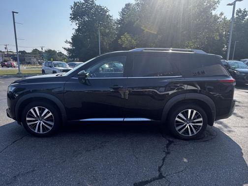 Super Black 2022 Nissan Pathfinder Platinum 4WD