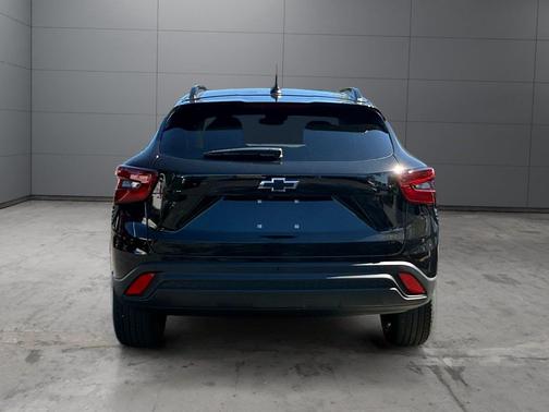 Mosaic Black Metallic 2026 Chevrolet Trax LT