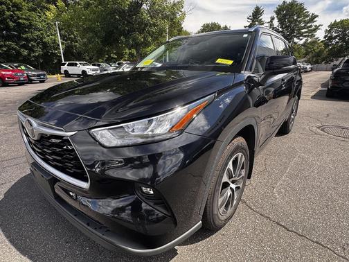 Black 2020 Toyota Highlander XLE