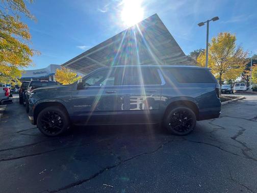 Lakeshore Blue Metallic 2027 Chevrolet Suburban Premier