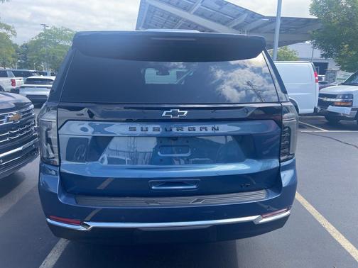 2025 Chevrolet Suburban LT