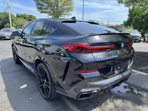 Black Sapphire Metallic 2022 BMW X6 M50i
