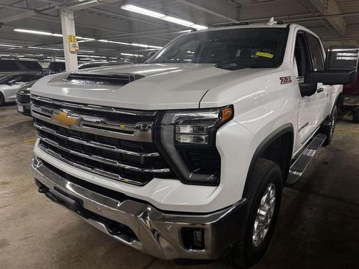 Iridescent Pearl Tricoat 2024 Chevrolet Silverado 2500 LTZ