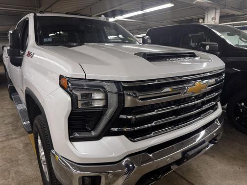 Iridescent Pearl Tricoat 2024 Chevrolet Silverado 2500 LTZ